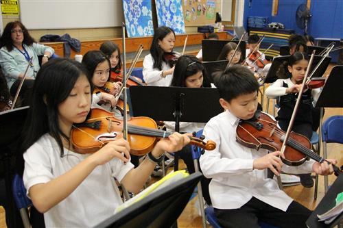 violin players